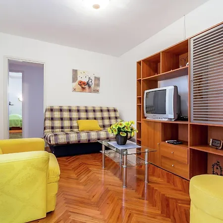Apartment Lovely Only 500 M From The Sea